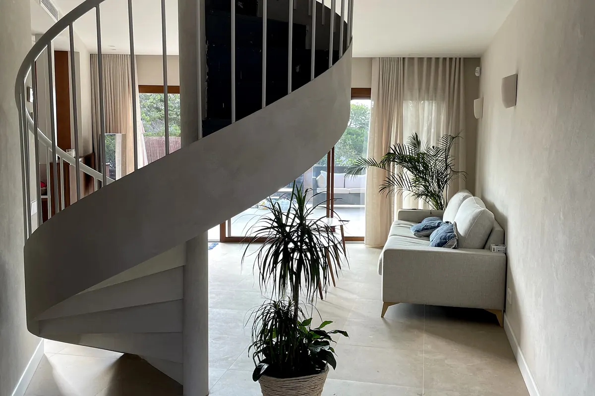 Escalera helicoidal en MicroStone y paredes de cal