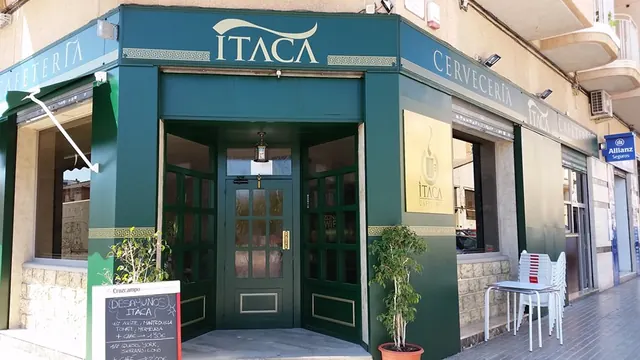 Fachada de la cafetería lacada en verde con rótulo dorado