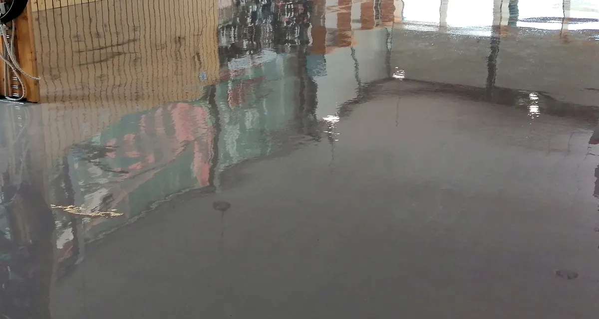 Reflejos sobre el pavimento de resina Resinoq terminado