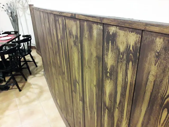 Detalle de la madera de tono oscuro con veta marcada